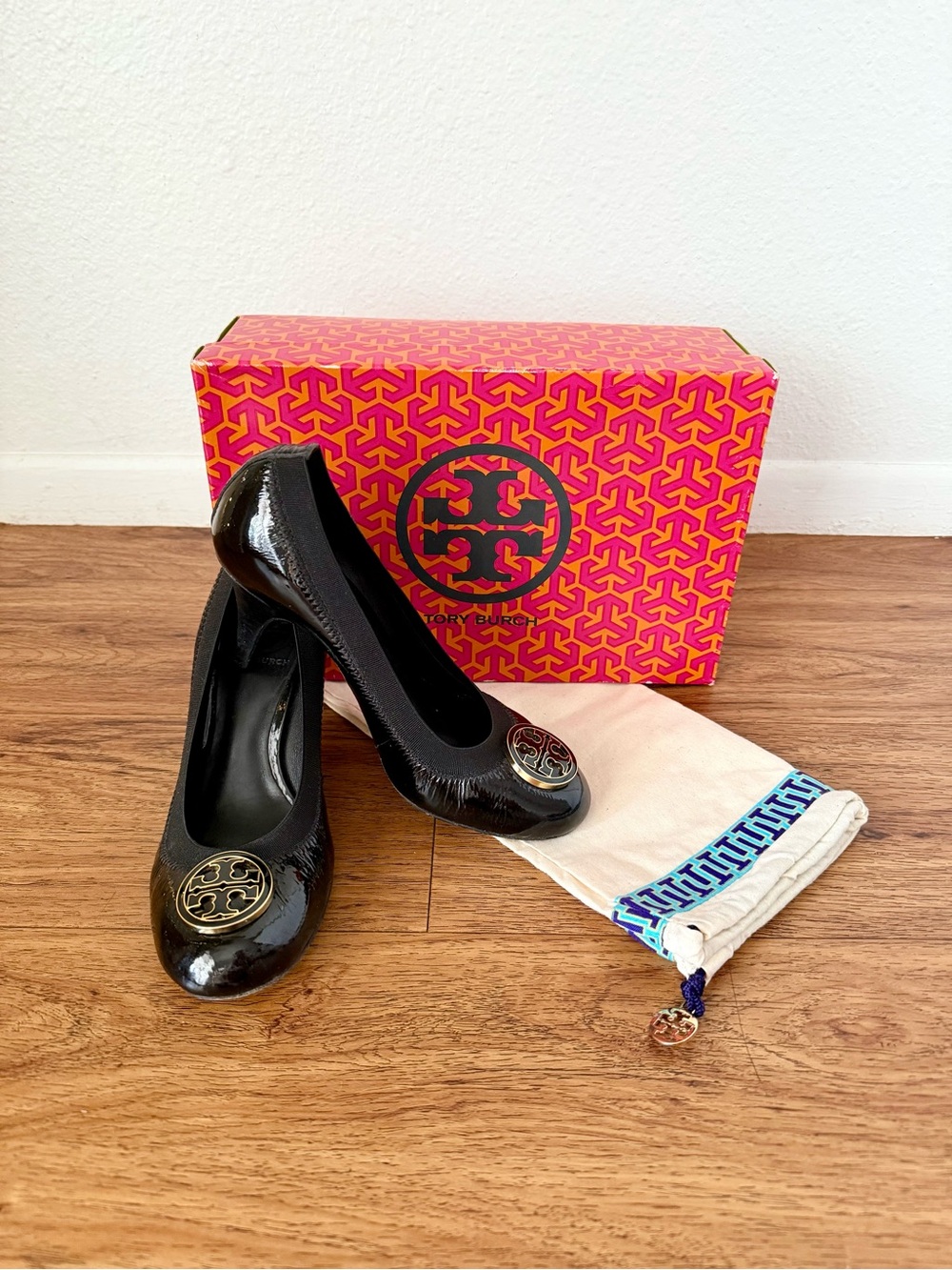 Tory Burch Caroline Mid Heel Pumps Size 7 Black Patent Leather Logo Medallion